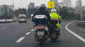 D-100’de tehlikeli yolculuk! Bozulan motosiklete bacağıyla destek verdi